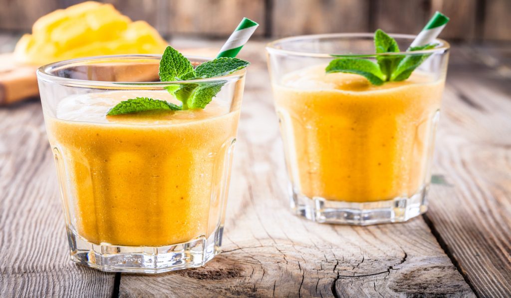 mango smoothie na cute small glasses