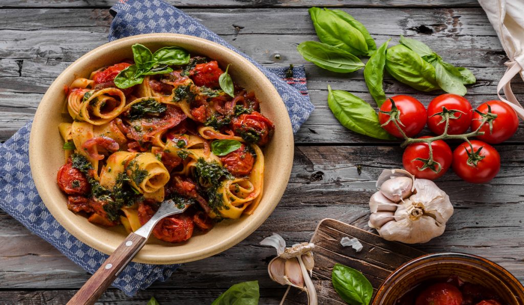 tomato pasta with basil 